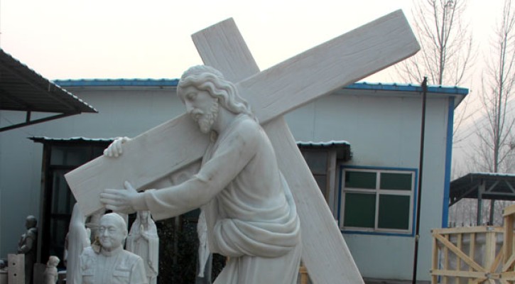 Catholic jesus carrying cross statue outdoor religious garden statues for sale TCH-11